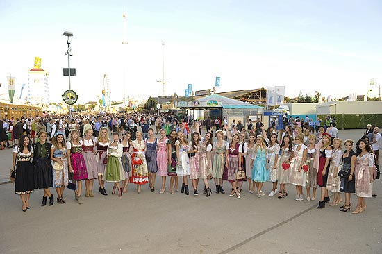 Gruppenbild Madl-Wiesn Foto: BrauerPhotos / G.Nitschke für MAC Cosmetics